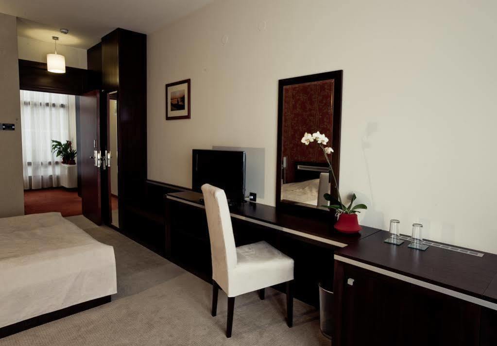 Hotel Forum Garni Subotica Buitenkant foto