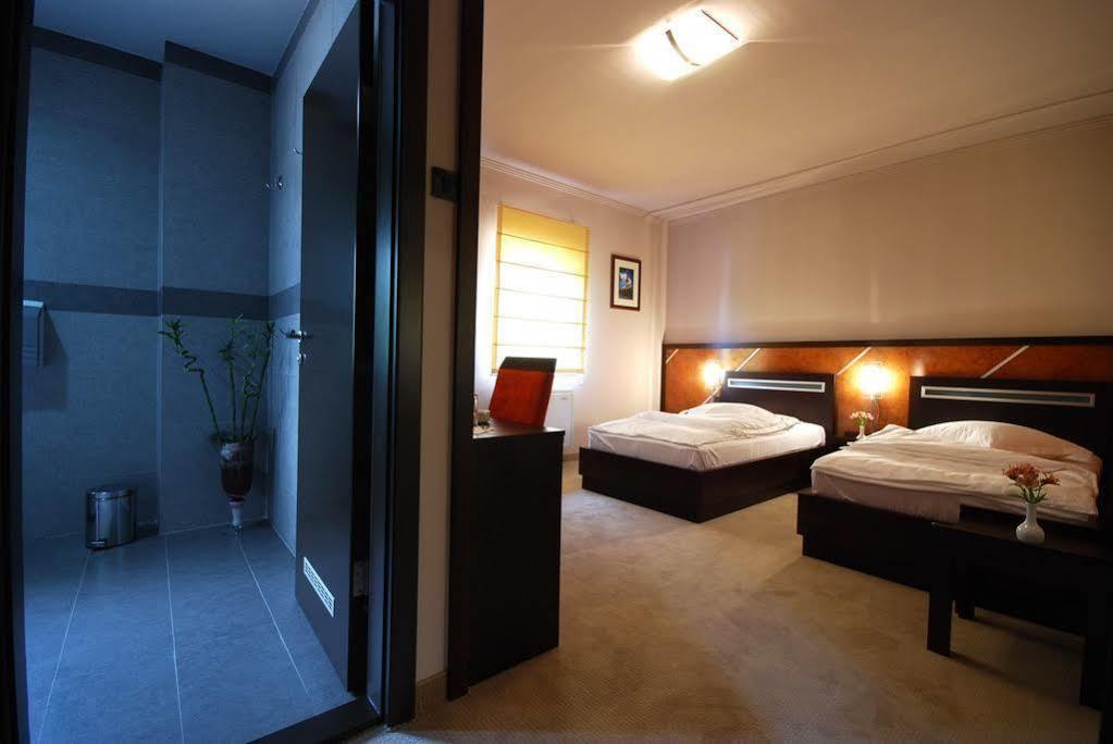 Hotel Forum Garni Subotica Buitenkant foto